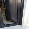 puerta de calle con moldura negra--